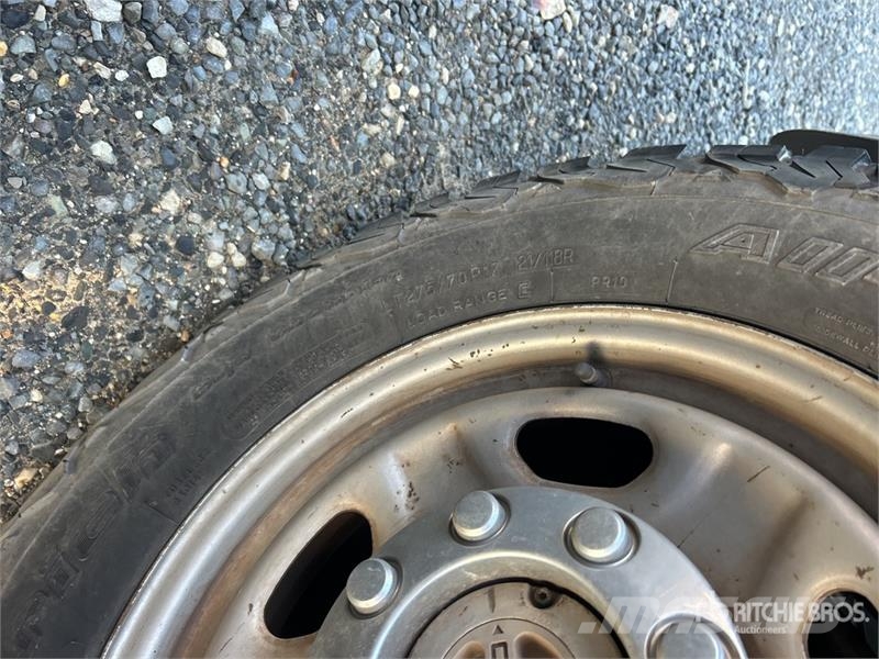 Ford F-250 XL 4x4 Crew Cab Pickup (Inoperable) Ostalo