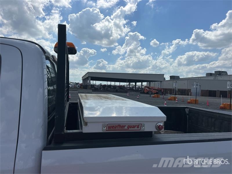Ford F-250 XL 4x4 Crew Cab Pickup Ostalo
