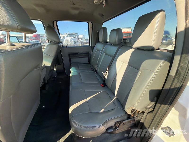 Ford F-250 XL 4x4 Crew Cab Pickup Ostalo