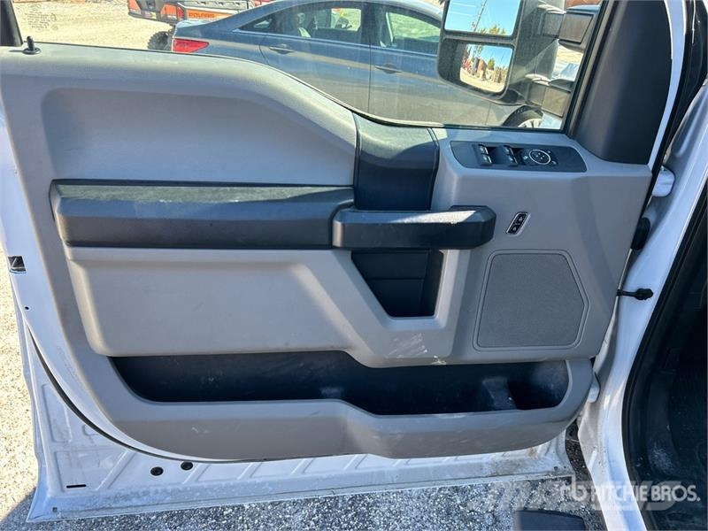 Ford F-250 XL 4x4 Crew Cab Pickup (Inoperable) Autre fourgon / utilitaire