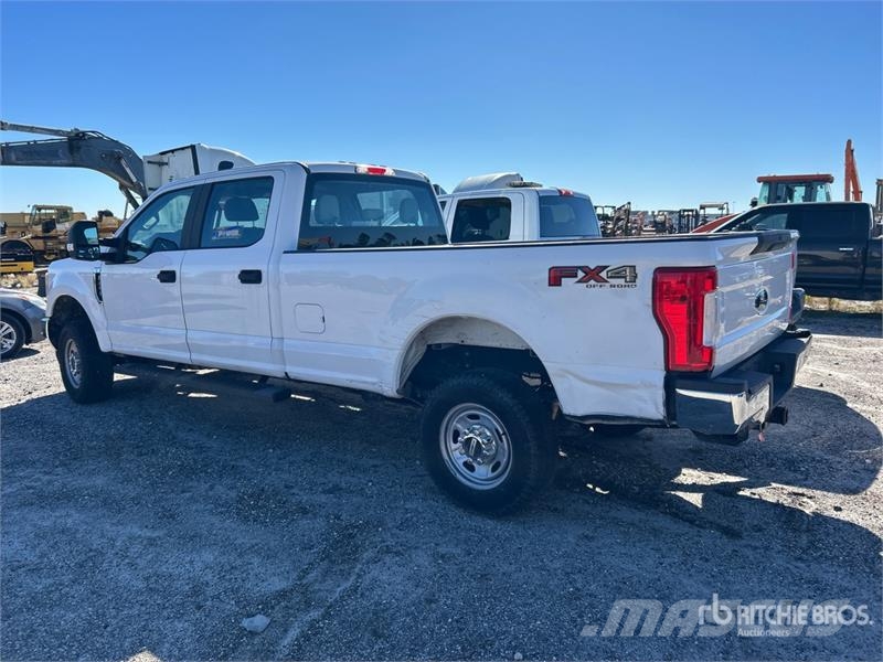 Ford F-250 XL 4x4 Crew Cab Pickup (Inoperable) Autre fourgon / utilitaire