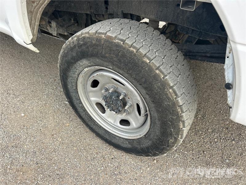 Ford F-250 XL 4x4 Crew Cab Pickup Muu