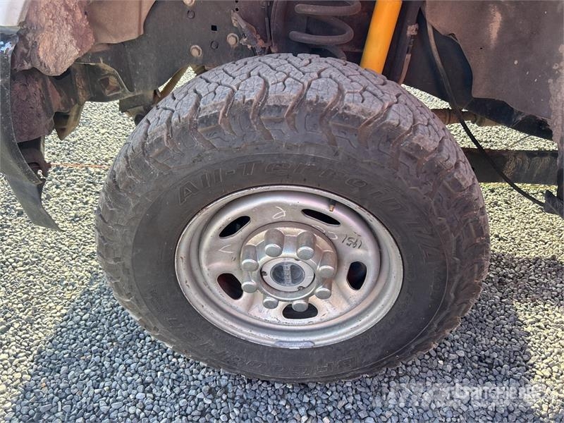 Ford F-250 XL 4x4 Crew Cab Pickup (Inoperable) Muu