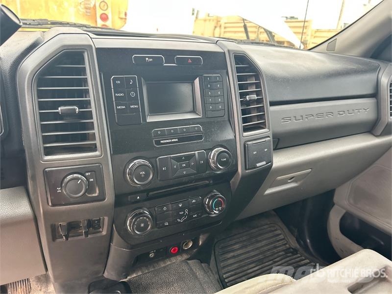 Ford F-250 XL 4x4 Crew Cab Pickup Muu