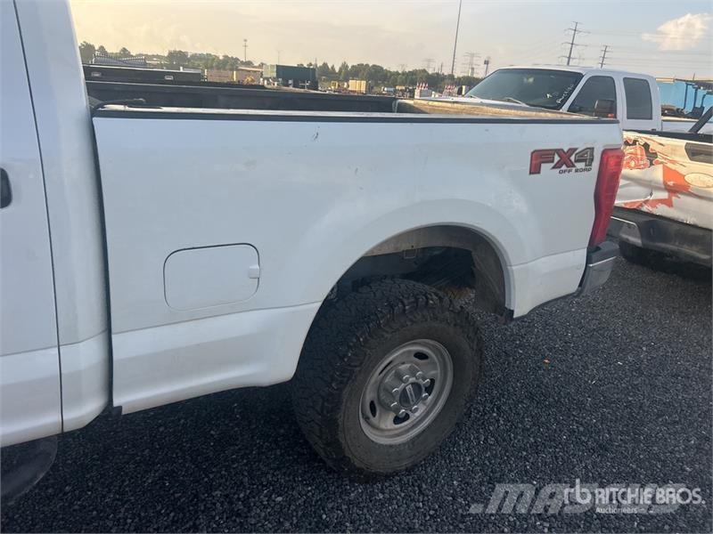 Ford F-250 XL 4x4 Crew Cab Pickup Furgoni altro