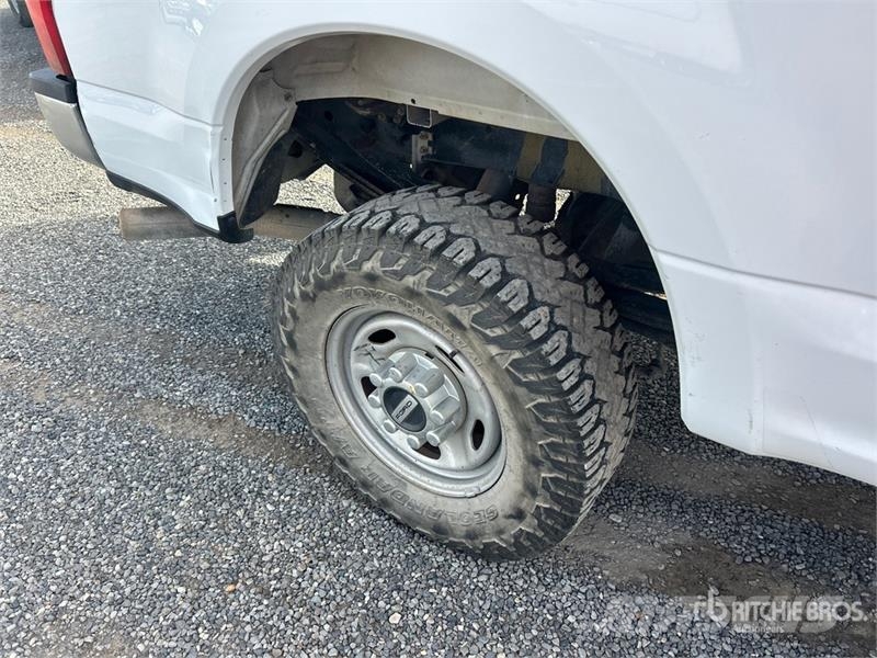 Ford F-250 XL 4x4 Crew Cab Pickup (Inoperable) その他