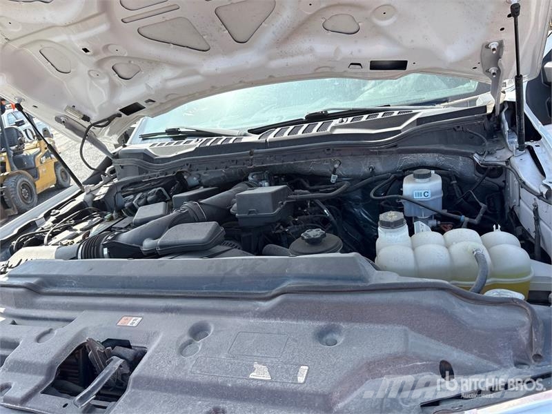 Ford F-250 XL 4x4 Crew Cab Pickup Ostalo