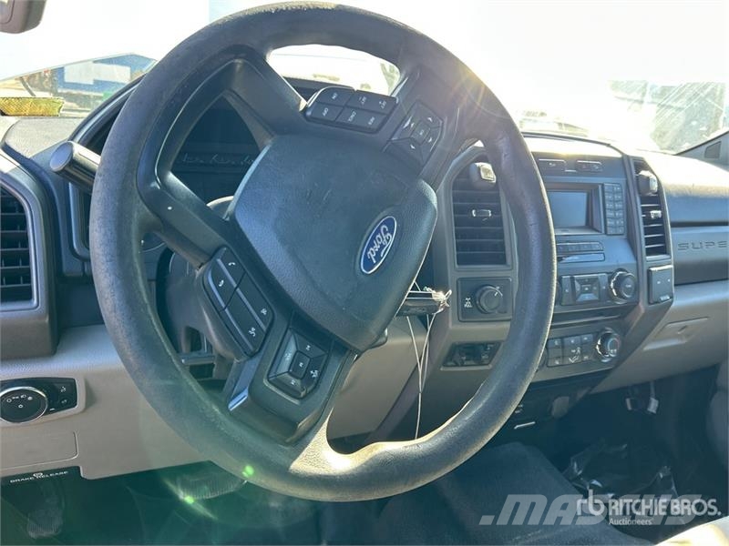 Ford F-250 XL 4x4 Crew Cab Pickup (Inoperable) Autre fourgon / utilitaire