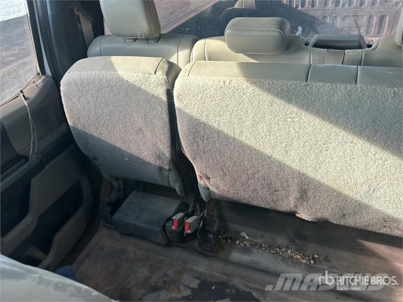 Ford F-250 XL 4x4 Crew Cab Pickup (Inoperable) Muu