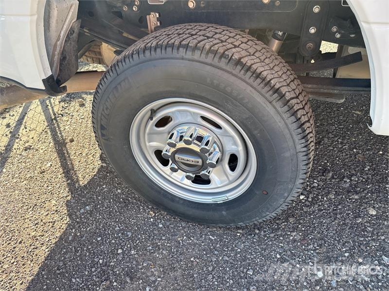 Ford F-250 XL 4x4 Crew Cab Pickup Ostalo