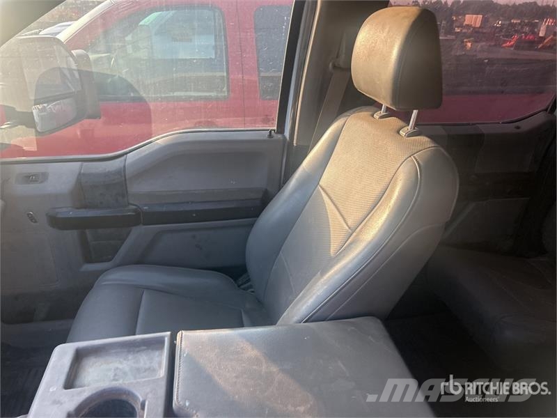 Ford F-250 XL 4x4 Crew Cab Pickup Diger