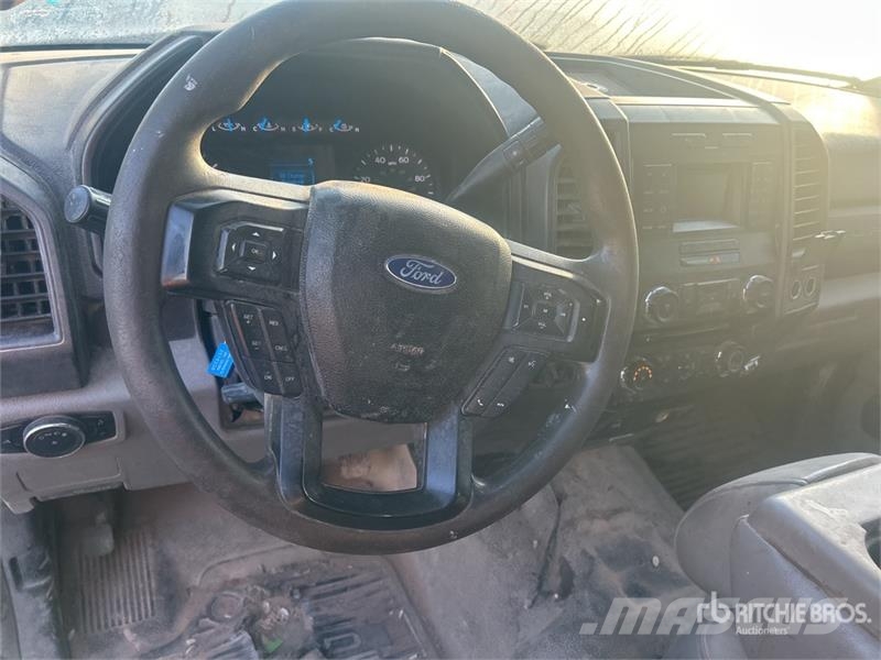 Ford F-250 XL 4x4 Crew Cab Pickup Diger