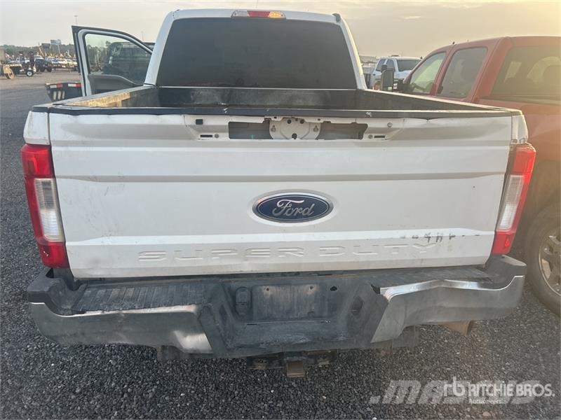 Ford F-250 XL 4x4 Crew Cab Pickup Furgoni altro