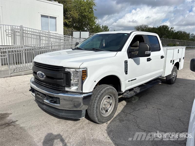 Ford F-250 XL 4x4 Crew Cab Utility Truck Pick up/Dropside