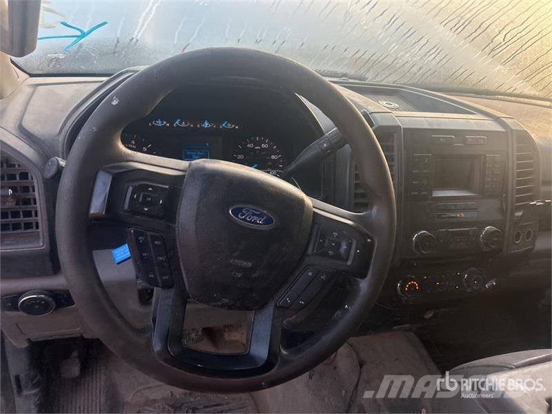 Ford F-250 XL 4x4 Crew Cab Pickup Diger
