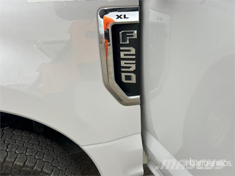 Ford F-250 XL 4x4 Crew Cab Pickup Muu