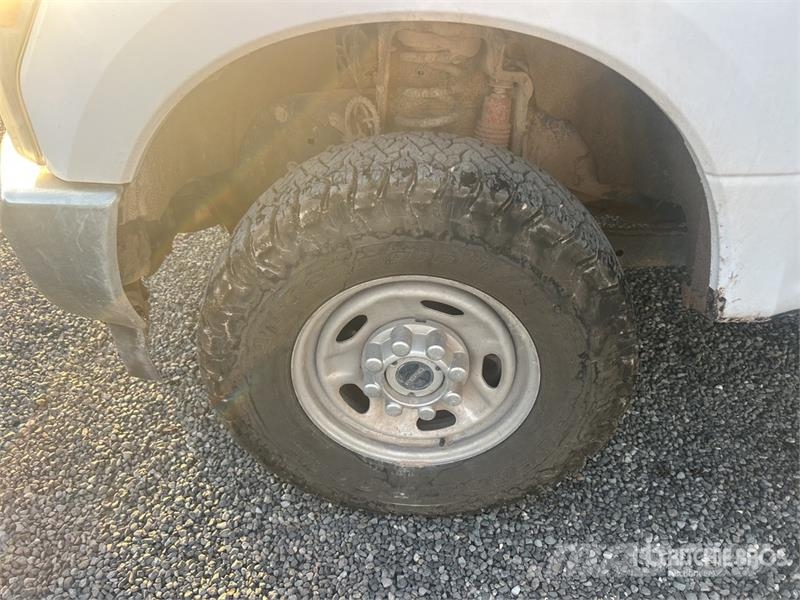 Ford F-250 XL 4x4 Crew Cab Pickup Diger