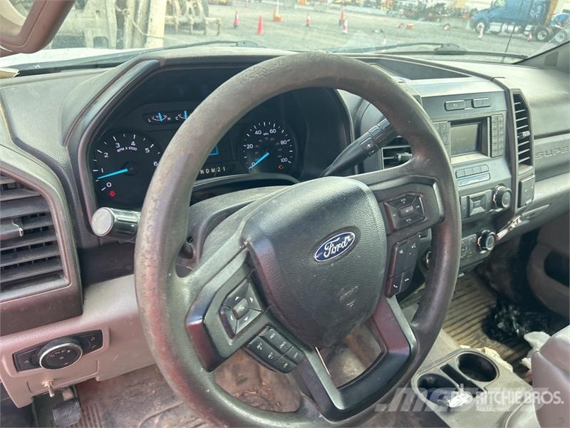 Ford F-250 XL 4x4 Crew Cab Pickup Ostalo
