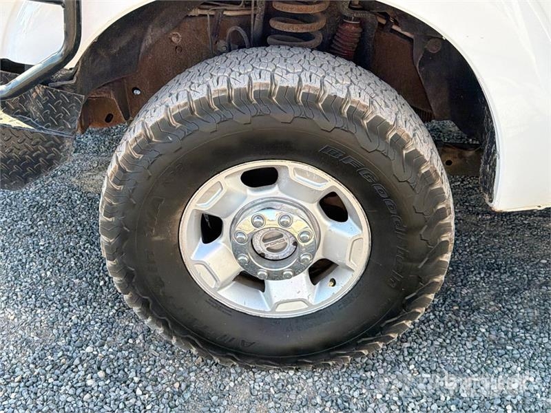 Ford F-250 XL 4x4 Crew Cab Pickup Ostalo