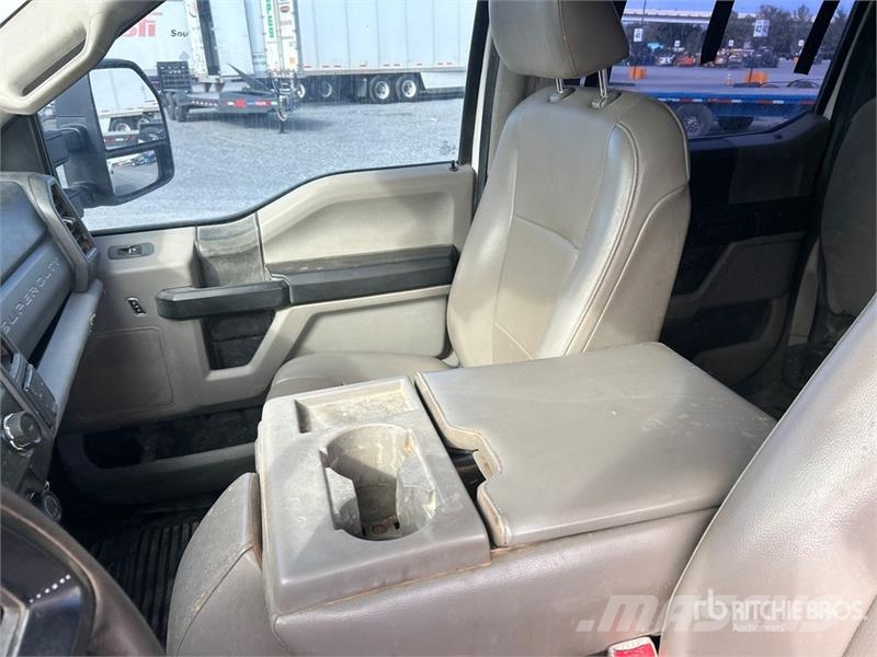 Ford F-250 XL 4x4 Crew Cab Pickup (Inoperable) その他