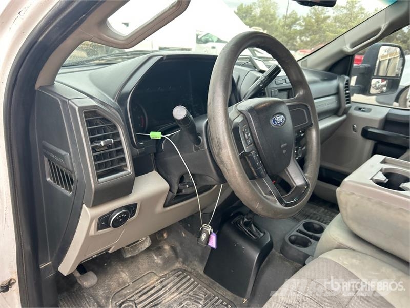 Ford F-250 XL 4x4 Crew Cab Pickup Muu