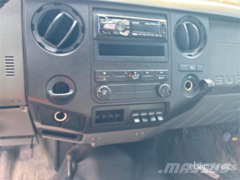 Ford F-250 XL 4x4 Crew Cab Pickup Ostalo