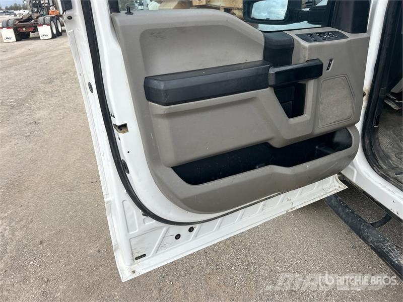 Ford F-250 XL 4x4 Crew Cab Pickup Muu