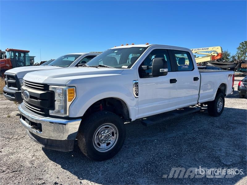 Ford F-250 XL 4x4 Crew Cab Pickup (Inoperable) Autre fourgon / utilitaire