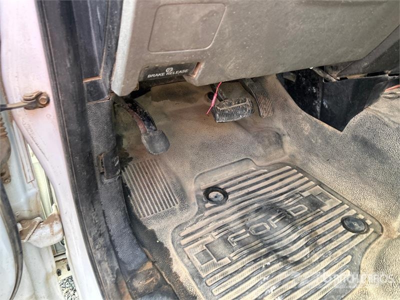 Ford F-250 XL 4x4 Crew Cab Pickup (Inoperable) その他