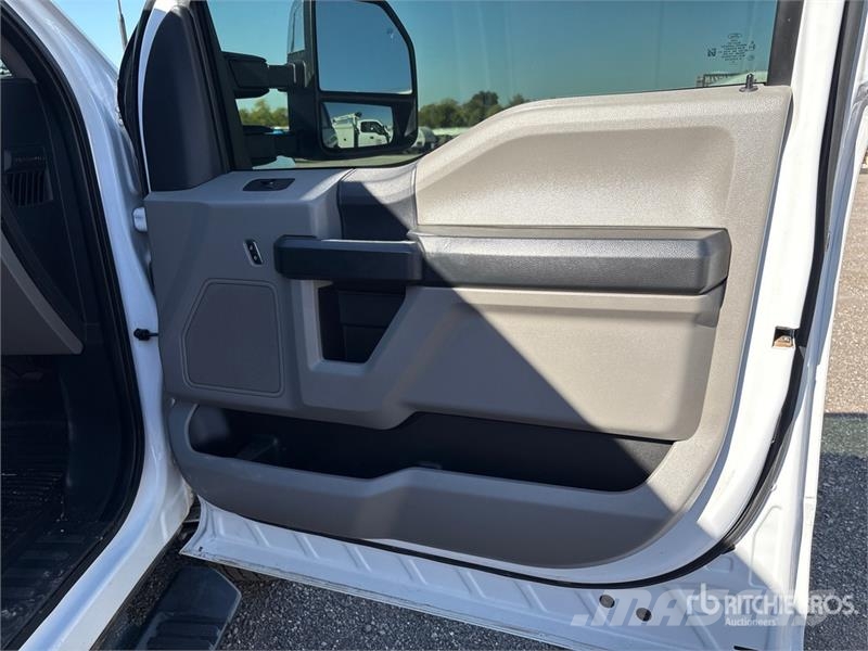 Ford F-250 XL 4x4 Crew Cab Pickup Ostalo
