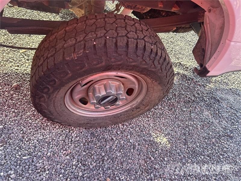 Ford F-250 XL 4x4 Crew Cab Pickup (Inoperable) Muu