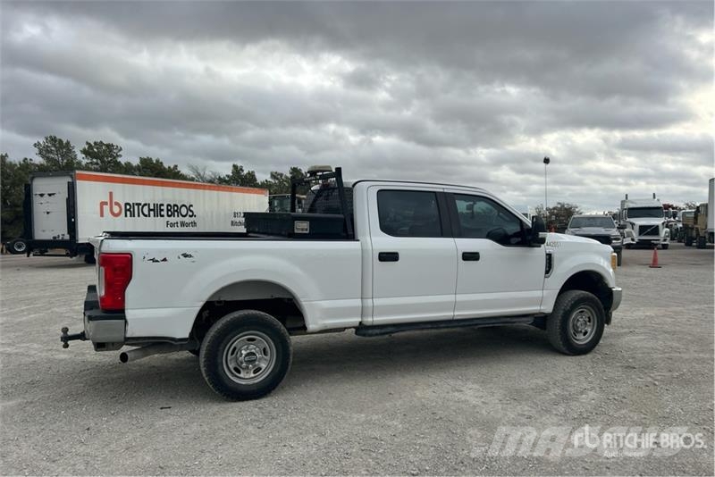 Ford F-250 XL 4x4 Crew Cab Pickup Muu