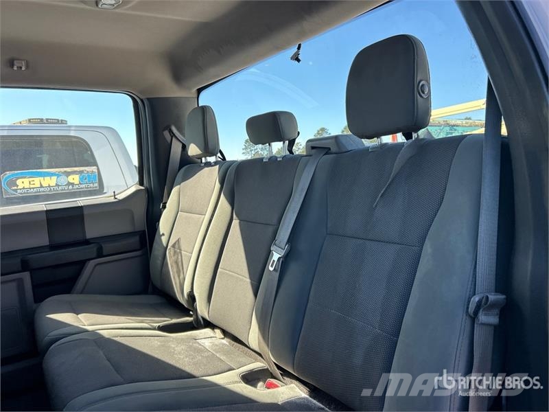 Ford F-250 XL 4x4 Crew Cab Pickup (Inoperable) Autre fourgon / utilitaire