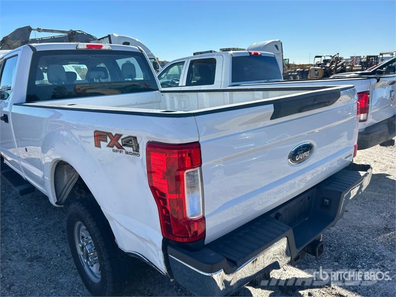Ford F-250 XL 4x4 Crew Cab Pickup (Inoperable) Autre fourgon / utilitaire