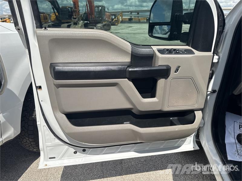 Ford F-250 XL 4x4 Crew Cab Service Truck Pilsētas atkritumvedēji