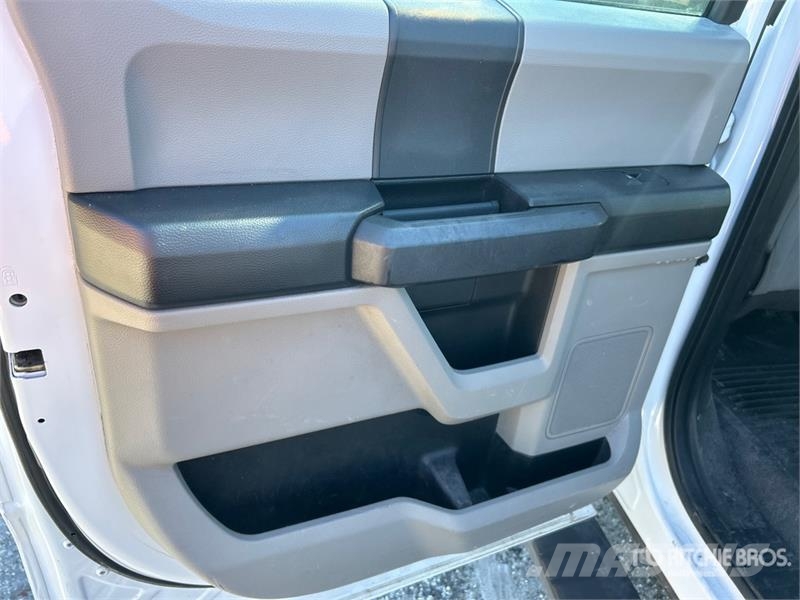 Ford F-250 XL 4x4 Crew Cab Pickup (Inoperable) Autre fourgon / utilitaire
