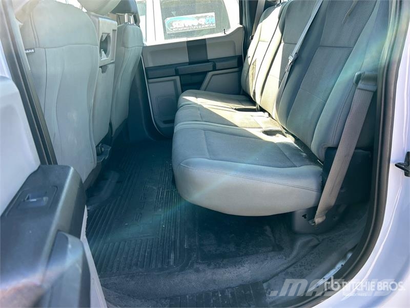 Ford F-250 XL 4x4 Crew Cab Pickup (Inoperable) Autre fourgon / utilitaire