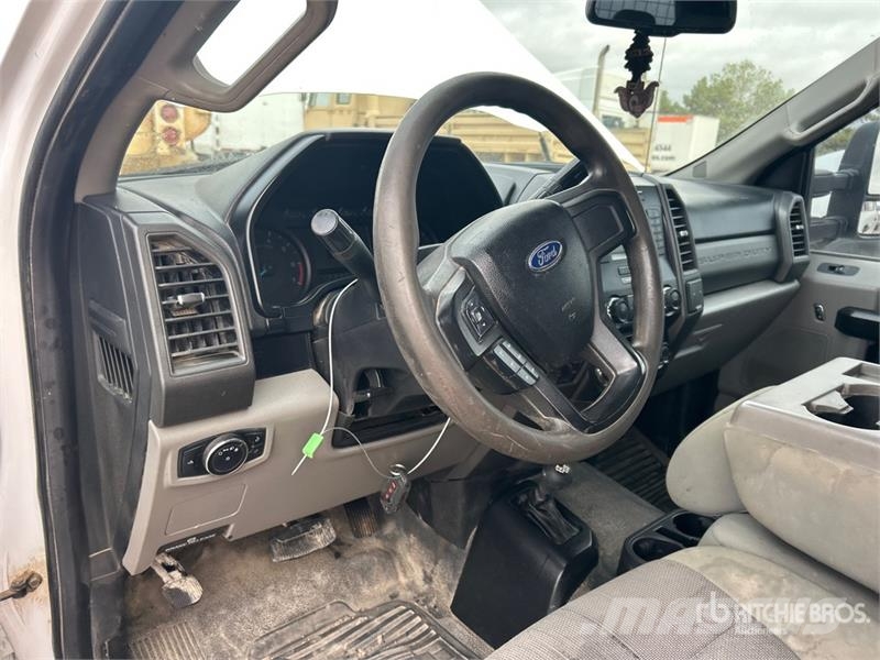 Ford F-250 XL 4x4 Crew Cab Pickup Muu