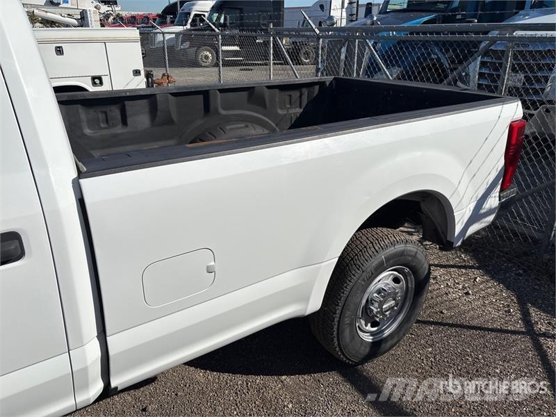 Ford F-250 XL 4x4 Crew Cab Pickup Ostalo