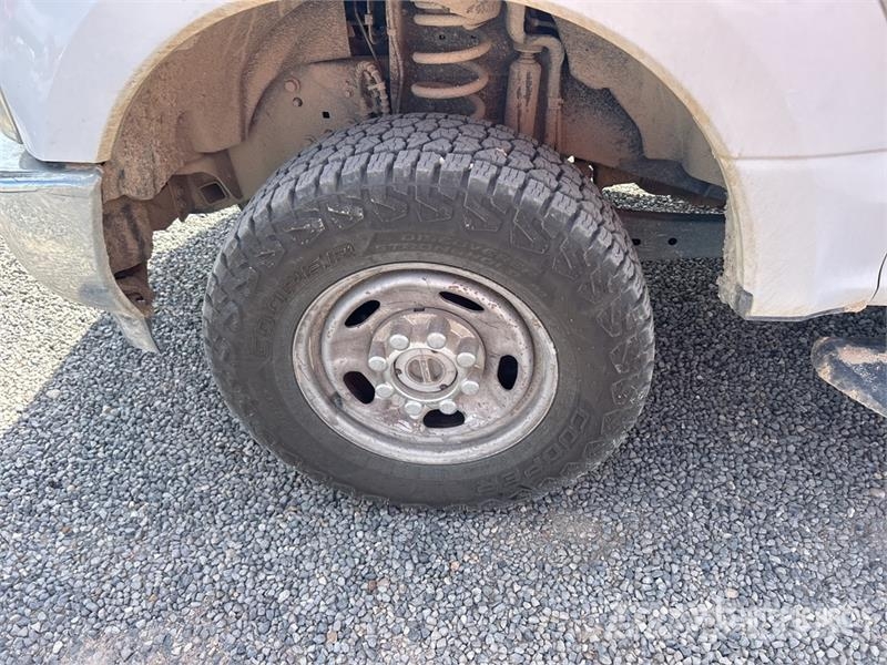 Ford F-250 XL 4x4 Crew Cab Pickup Ostalo