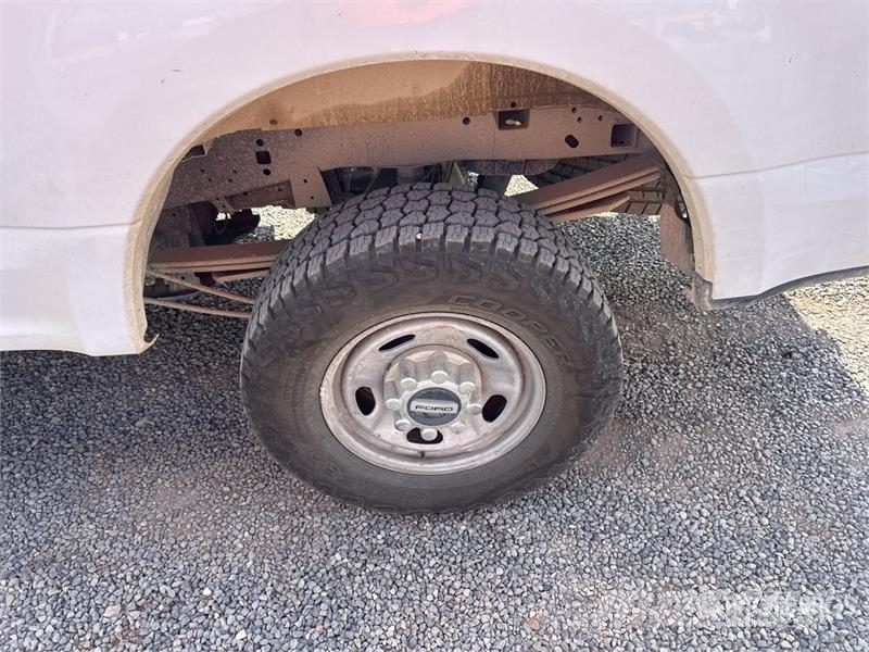 Ford F-250 XL 4x4 Crew Cab Pickup Ostalo