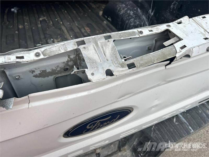 Ford F-250 XL 4x4 Crew Cab Pickup Muu