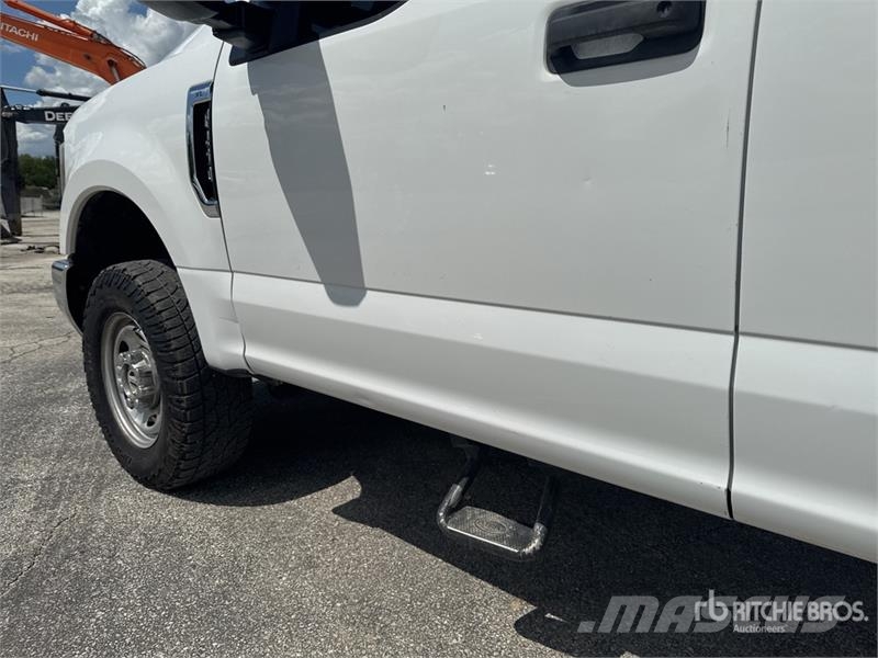 Ford F-250 XL 4x4 Crew Cab Service Truck Pilsētas atkritumvedēji