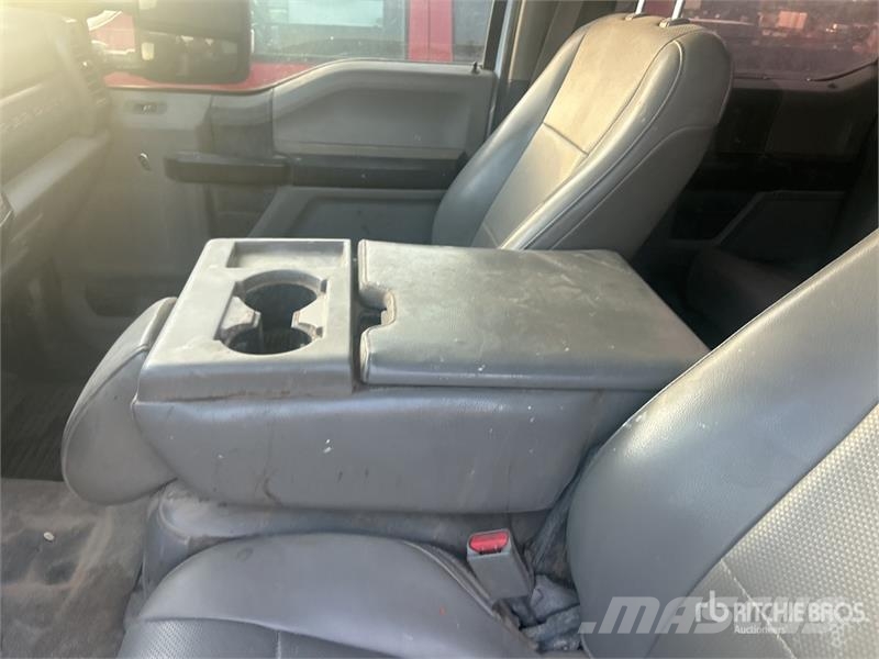Ford F-250 XL 4x4 Crew Cab Pickup Diger