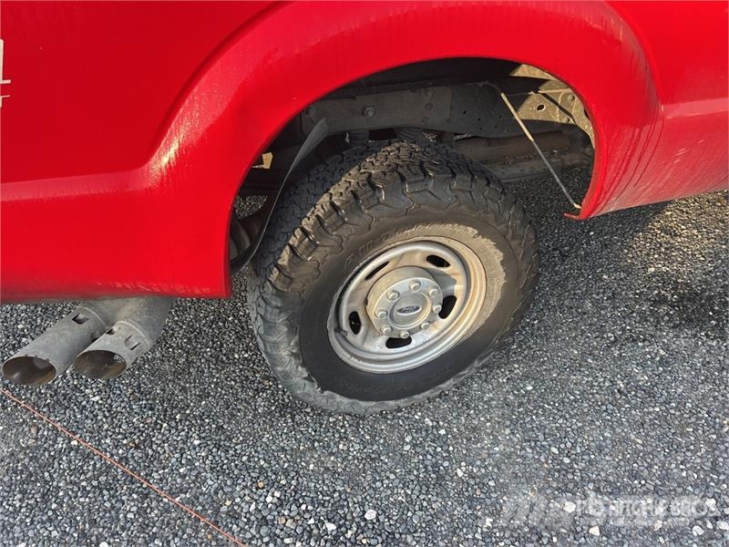 Ford F-250 XL 4x4 Crew Cab Pickup (Inoperable) Ostalo