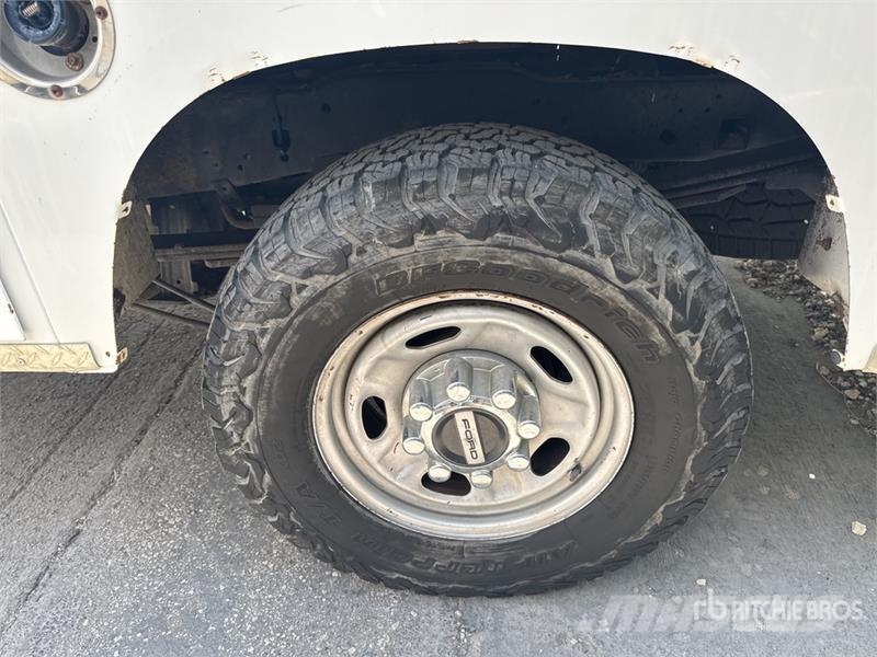 Ford F-250 XL 4x4 Crew Cab Service Truck Pilsētas atkritumvedēji