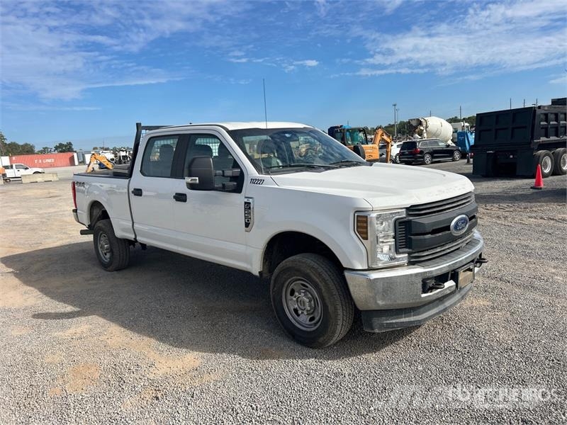 Ford F-250 XL 4x4 Crew Cab Pickup Citi