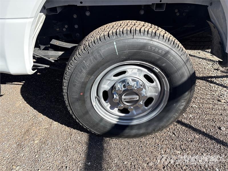 Ford F-250 XL 4x4 Crew Cab Pickup Ostalo