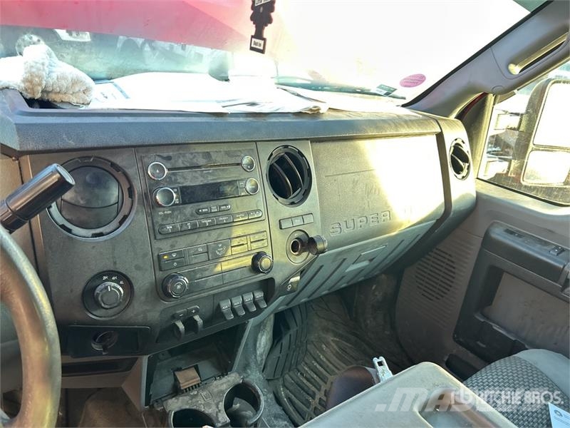 Ford F-250 XL 4x4 Crew Cab Pickup (Inoperable) Ostalo