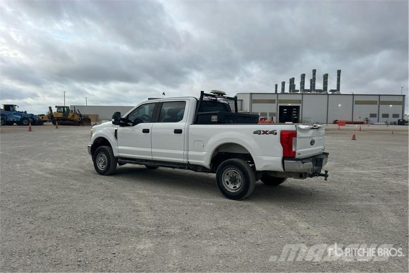 Ford F-250 XL 4x4 Crew Cab Pickup Muu